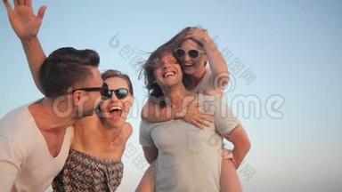 户外欢乐青年群友欢度海滩假日画像。 两对夫妇在海边欢笑